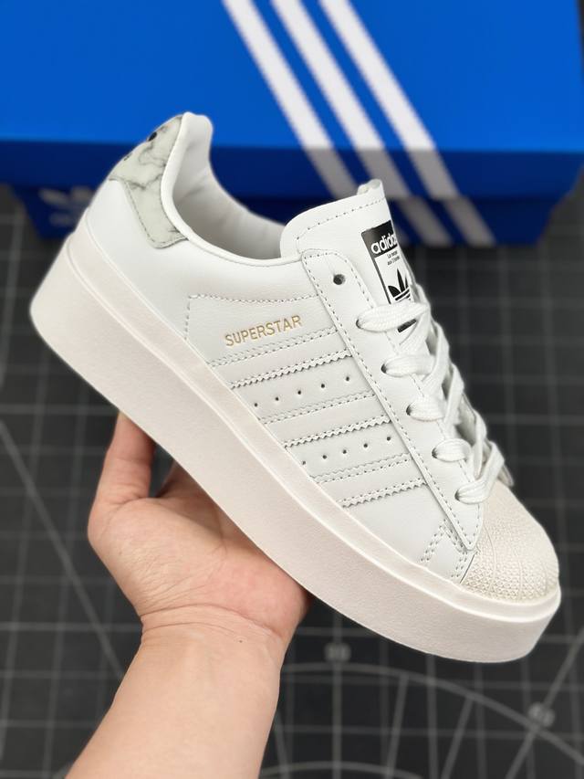 阿迪达斯 Adidas Superstar 三叶草经典贝壳头系列 新款休闲板鞋潮流女士运动鞋 鞋面柔软皮革材质 标志性的贝壳鞋头，锯齿三条纹，简约的线条。就连版