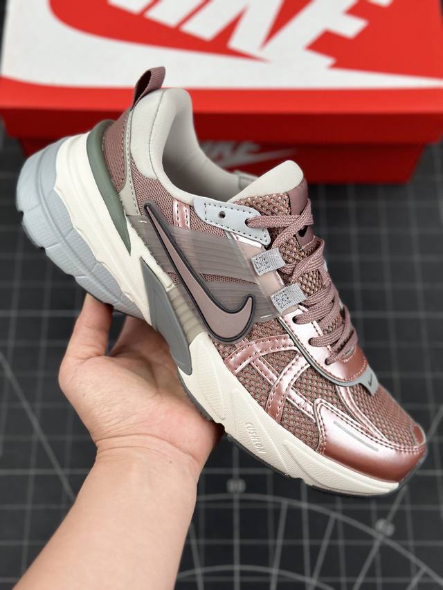 公司级w Nike V2K Run 复古单品 复古老爹鞋跑步鞋 鞋款被命名为 Runtekk 设计上借鉴了 2000 年的跑鞋风格 配色上以金属银为主调 简练又