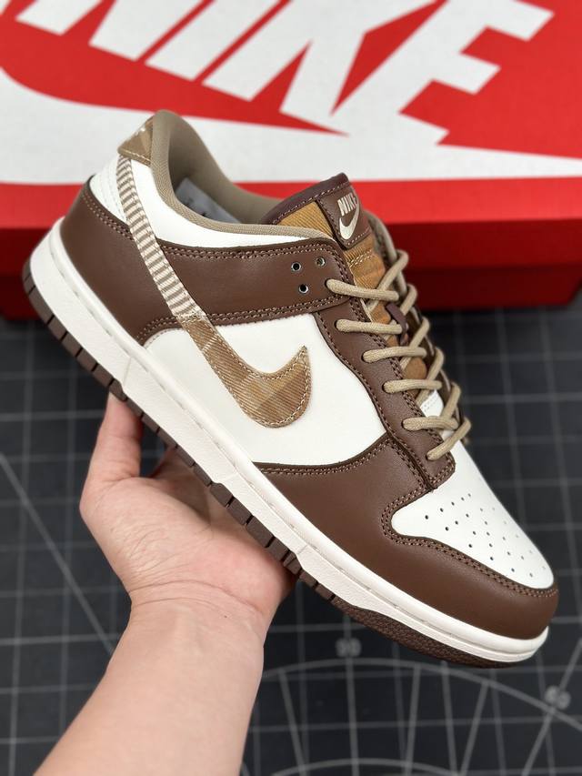 St版 Nk Dunk Low Brown Plaid 白棕拼接 Sb低帮休闲板鞋 整双鞋以白棕色的经典配色设计呈现，并辅以皮质鞋面打造。值得一提的是，此番在鞋