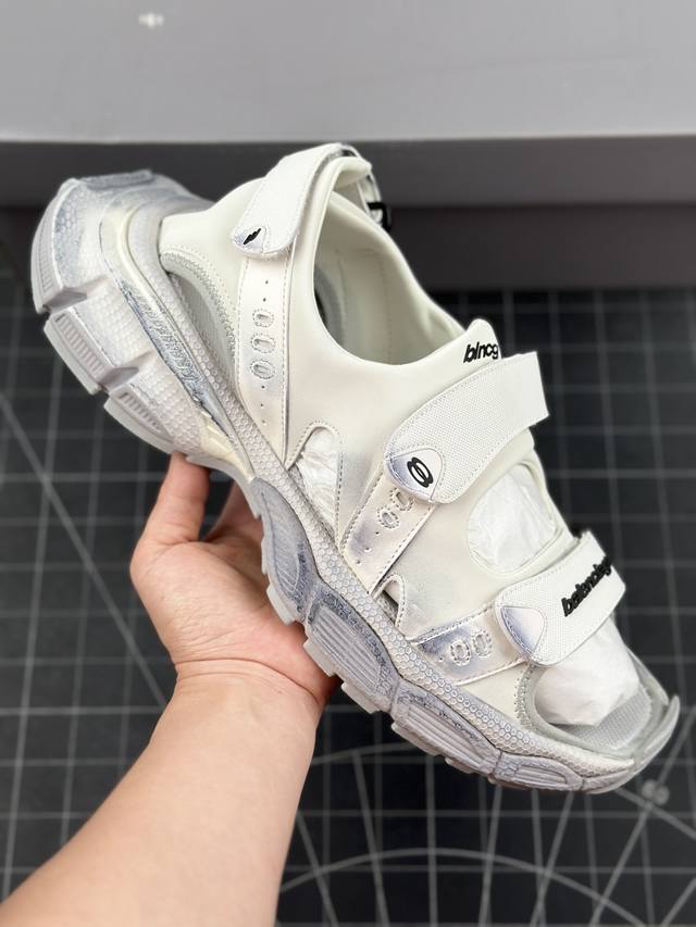 Balenciagav 3Xl Sandal巴黎世家 白色 聚氨酯舒适百搭沙滩凉鞋 做旧工艺采用手工制作完成，每款鞋的做旧程度、大小及范围具有一定的差异性，或不