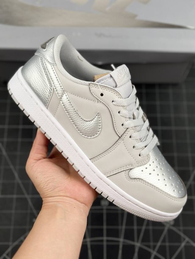 Air Jordan 1 Retro Low Og 低帮 Aj1 乔丹1代 Aj1 乔1 灰银 乔丹篮球鞋系列 该鞋鞋面以灰色为主，并搭配灰色框架覆盖层，鞋身两