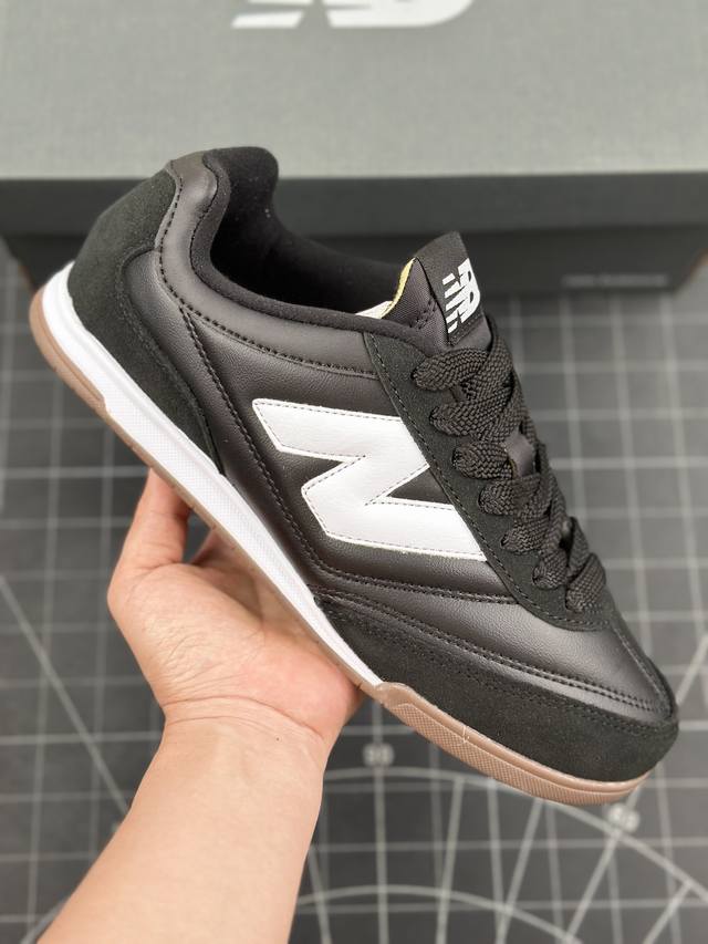 New Balance Urc42 系列低帮 复古跑鞋 绒布拼接舒适耐磨跑步鞋 以更纯粹的复古风格设计打造的全新造型 侧身还以解构设计 将 N 字标志以做旧压花