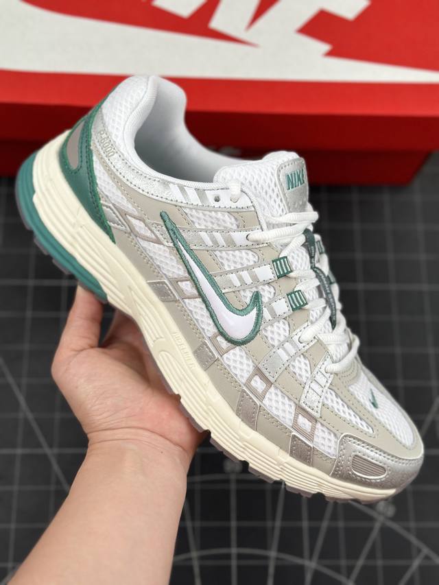 公司级nike P-6000 系列低帮复古老爹风休闲运动舒适慢跑鞋 融合 Pegasus 过往运动鞋设计 助力 21 世纪早期跑步运动跃升时尚新高度 采用透气网