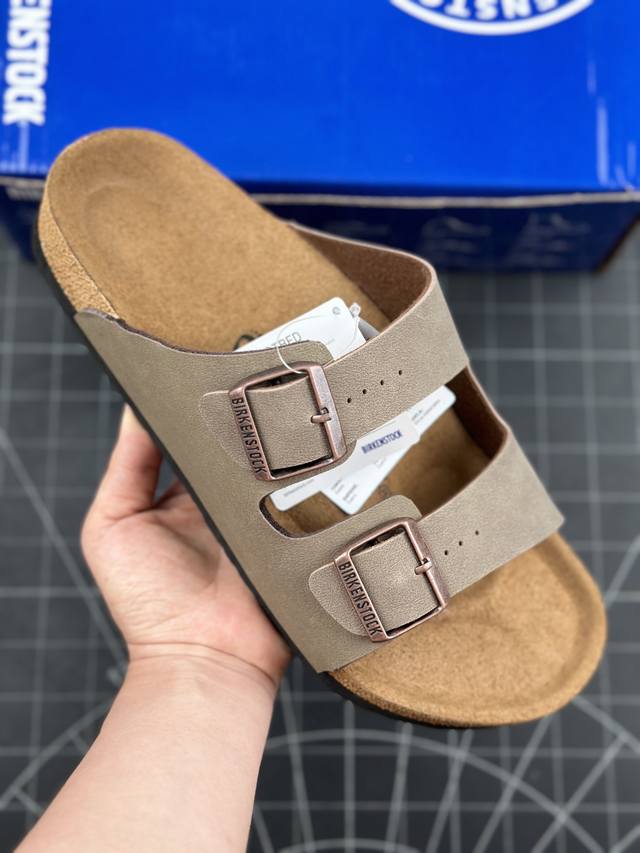 Birkenstock Arizona 系列勃肯皮革绒面双扣时尚凉拖鞋 牛皮绒面革质地柔软 搭配可调节鞋扣提升穿着舒适度 人体工学设计分散脚部压力 保护脚踝 软