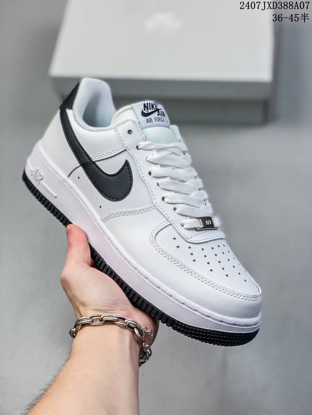 公司级带半码 Nk Air Force 1‘07 Low 空军一号低帮休闲板鞋 鞋款采用再生材料制成，混合了皮革、网眼和绒面革。侧面的双 Swooshes、“8