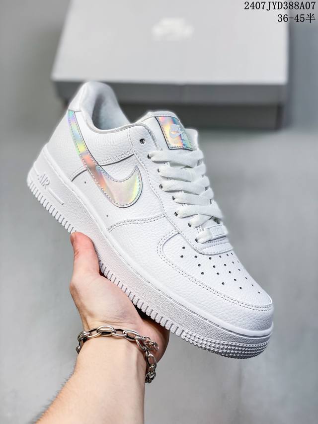 公司级带半码 Nk Air Force 1‘07 Low 空军一号低帮休闲板鞋 鞋款采用再生材料制成，混合了皮革、网眼和绒面革。侧面的双 Swooshes、“8