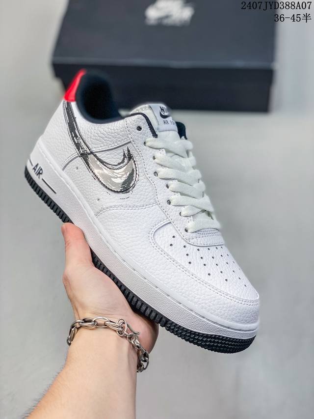 公司级带半码 Nk Air Force 1‘07 Low 空军一号低帮休闲板鞋 鞋款采用再生材料制成，混合了皮革、网眼和绒面革。侧面的双 Swooshes、“8