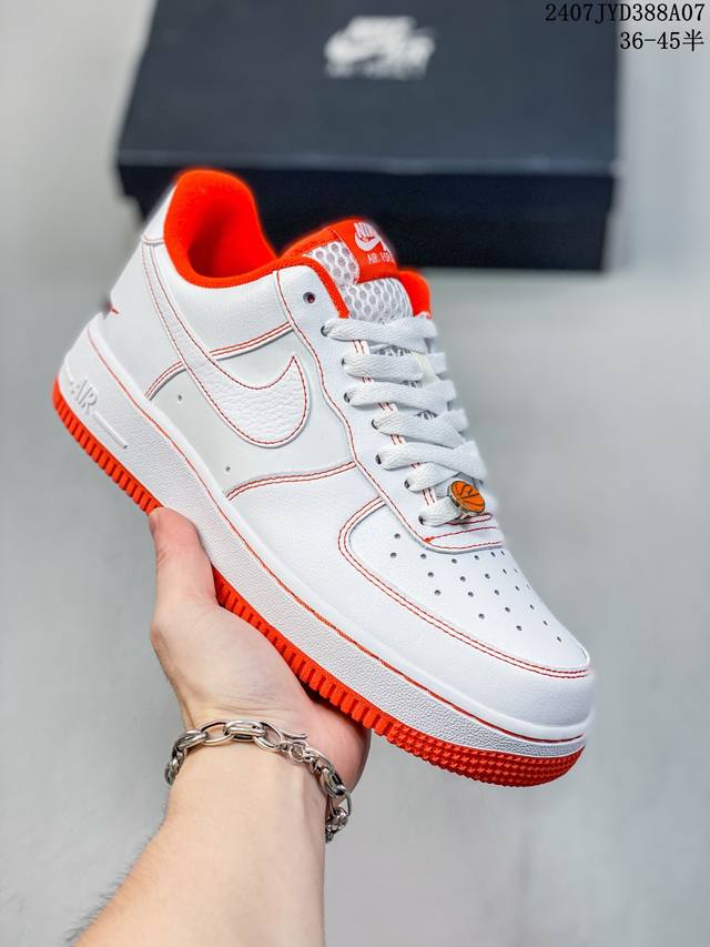 公司级带半码 Nk Air Force 1‘07 Low 空军一号低帮休闲板鞋 鞋款采用再生材料制成，混合了皮革、网眼和绒面革。侧面的双 Swooshes、“8