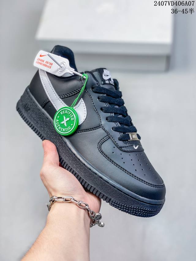 公司级带半码 Nk Air Force 1‘07 Low 空军一号低帮休闲板鞋 鞋款采用再生材料制成，混合了皮革、网眼和绒面革。侧面的双 Swooshes、“8