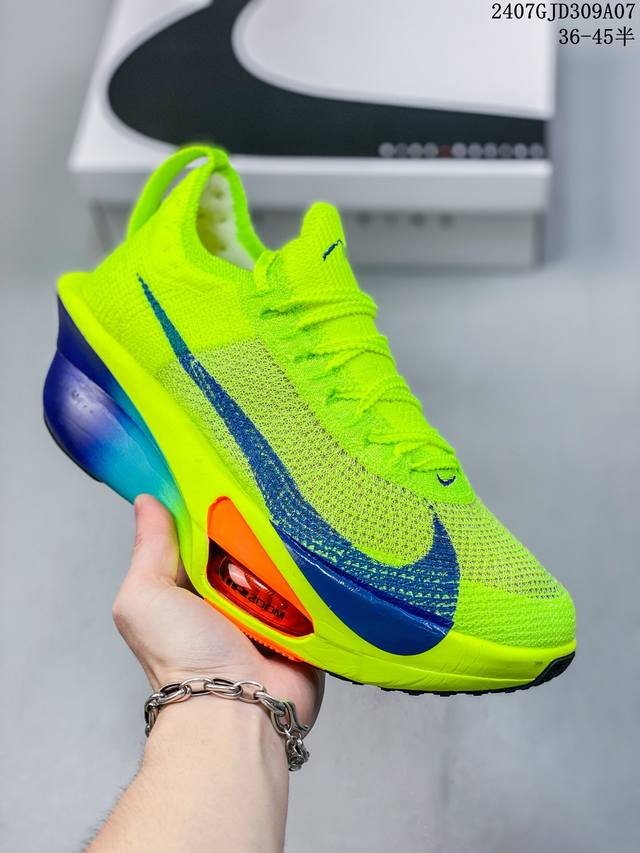 Nike Vaporfly Next% 3 整体采用前作的设计语言，并且对后者的细节进行升级，整体设计大概包括三点：Nike Air Zoom Alphafly