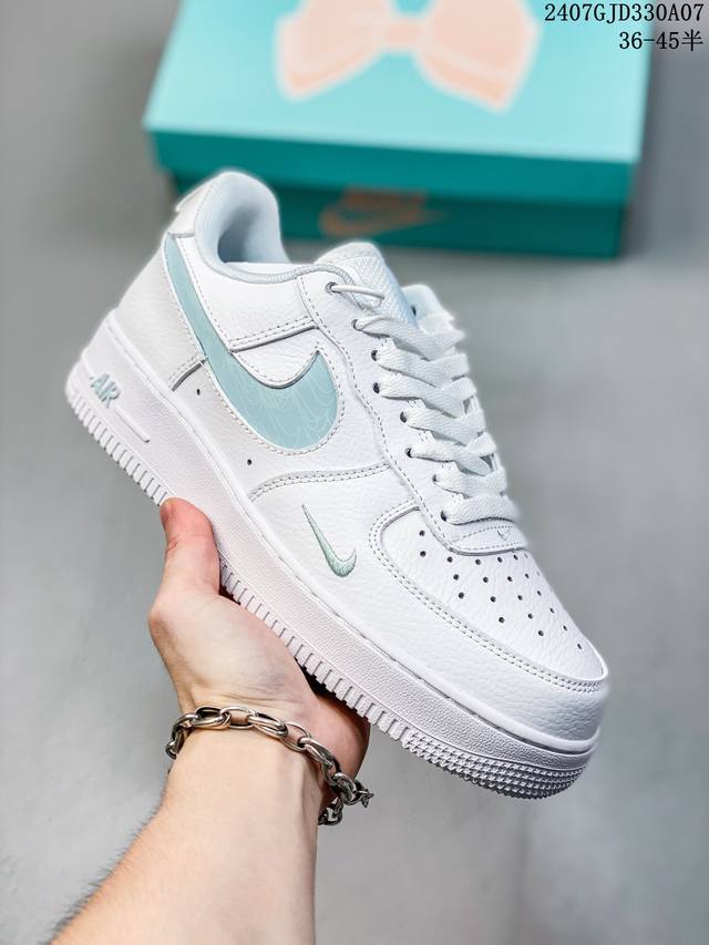 公司级带半码 Nk Air Force 1‘07 Low 空军一号低帮休闲板鞋 鞋款采用再生材料制成，混合了皮革、网眼和绒面革。侧面的双 Swooshes、“8