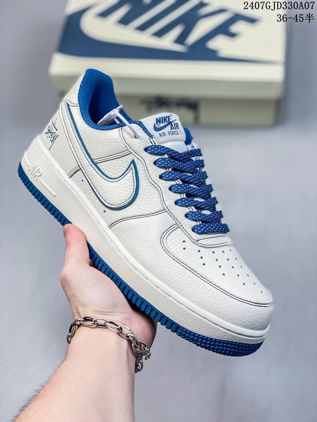 公司级带半码 Nk Air Force 1‘07 Low 空军一号低帮休闲板鞋 鞋款采用再生材料制成，混合了皮革、网眼和绒面革。侧面的双 Swooshes、“8