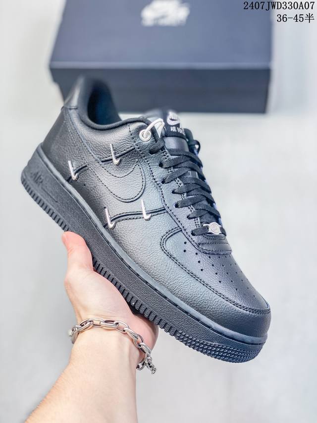 公司级带半码 Nk Air Force 1‘07 Low 空军一号低帮休闲板鞋 鞋款采用再生材料制成，混合了皮革、网眼和绒面革。侧面的双 Swooshes、“8