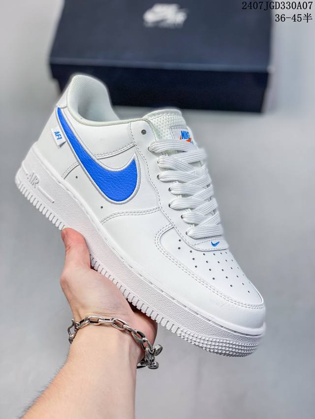 公司级带半码 Nk Air Force 1‘07 Low 空军一号低帮休闲板鞋 鞋款采用再生材料制成，混合了皮革、网眼和绒面革。侧面的双 Swooshes、“8