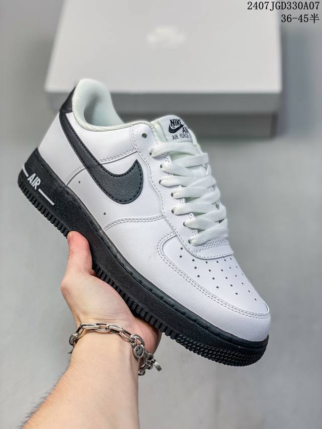 公司级带半码 Nk Air Force 1‘07 Low 空军一号低帮休闲板鞋 鞋款采用再生材料制成，混合了皮革、网眼和绒面革。侧面的双 Swooshes、“8