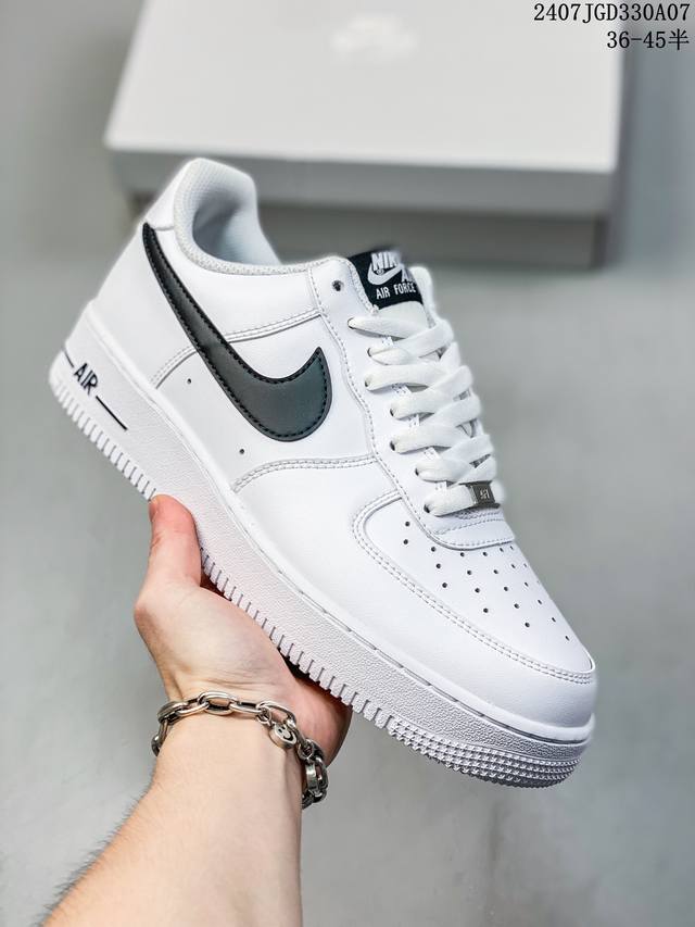 公司级带半码 Nk Air Force 1‘07 Low 空军一号低帮休闲板鞋 鞋款采用再生材料制成，混合了皮革、网眼和绒面革。侧面的双 Swooshes、“8