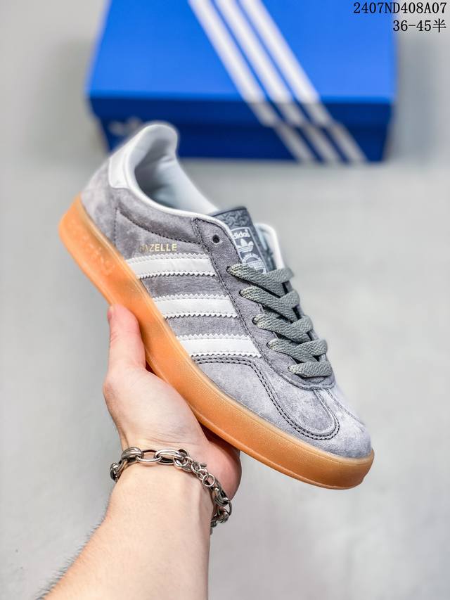 公司级adidas Originals Gazelle Indoor 三叶草休闲防滑耐磨低帮板鞋 鞋头出色设计 塑就出众贴合感 稳固的后跟贴合足部曲线设计 软弹