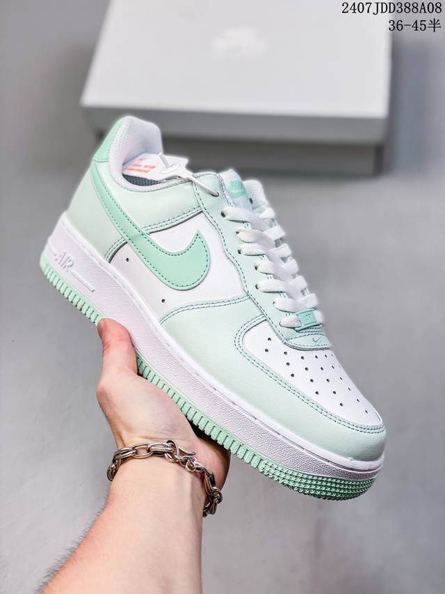 公司级带半码 Nk Air Force 1‘07 Low 空军一号低帮休闲板鞋 鞋款采用再生材料制成，混合了皮革、网眼和绒面革。侧面的双 Swooshes、“8