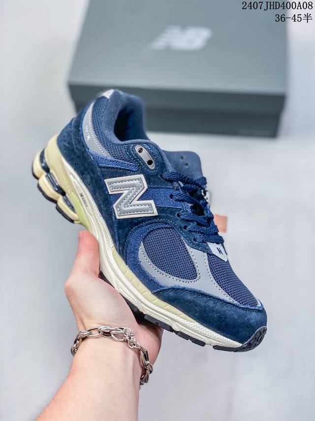 New Balance 2002 复古单品 鞋款延续了经典科技，升级版n-Ergy缓震物料机能与材质上脚太舒适了，鞋面的柔软麂皮搭配尼龙网布，特别透气而且还复古