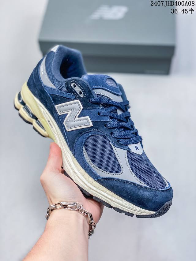 New Balance 2002 复古单品 鞋款延续了经典科技，升级版n-Ergy缓震物料机能与材质上脚太舒适了，鞋面的柔软麂皮搭配尼龙网布，特别透气而且还复古