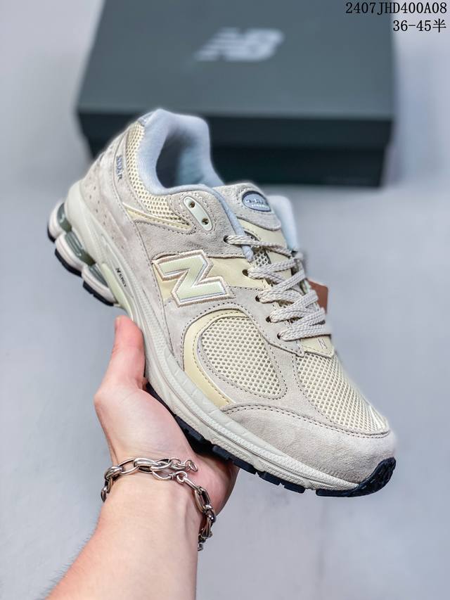 New Balance 2002 复古单品 鞋款延续了经典科技，升级版n-Ergy缓震物料机能与材质上脚太舒适了，鞋面的柔软麂皮搭配尼龙网布，特别透气而且还复古