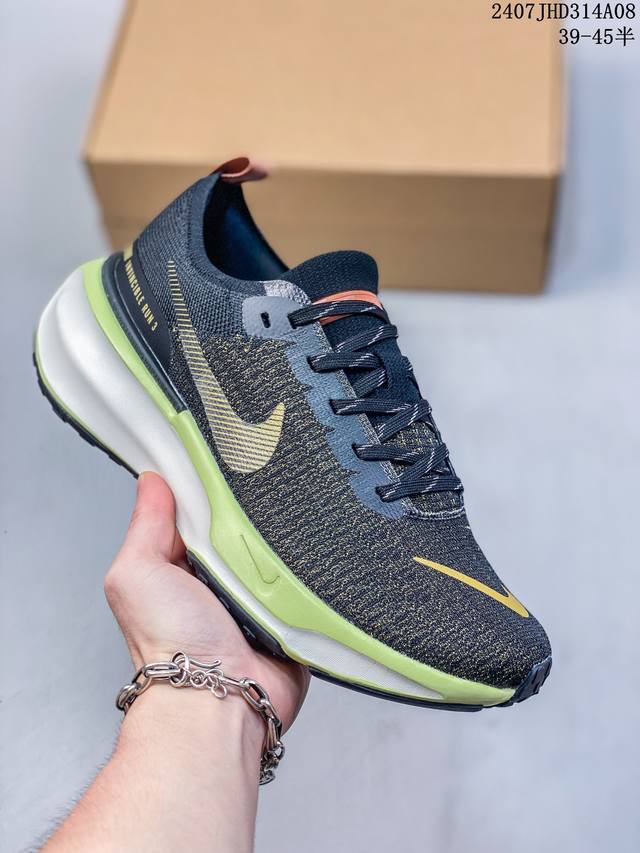 耐克nike Zoomx Invincible Run Fk 3 机能风格运动鞋 跑步鞋搭载柔软泡绵，在运动中为你塑就缓震脚感。设计灵感源自日常跑步者，提供稳固