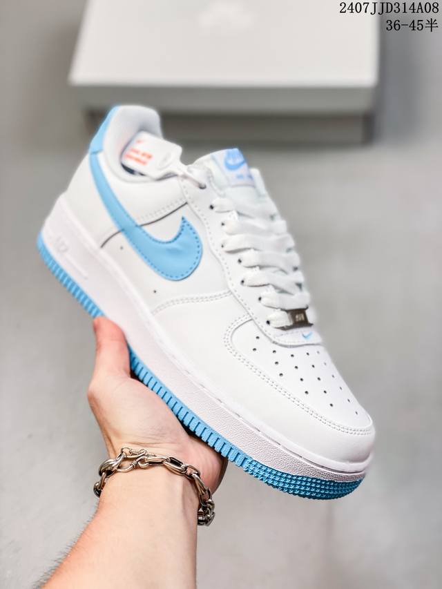 公司级带半码 Nk Air Force 1‘07 Low 空军一号低帮休闲板鞋 鞋款采用再生材料制成，混合了皮革、网眼和绒面革。侧面的双 Swooshes、“8