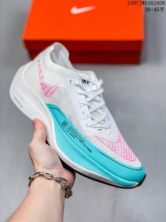 公司级真碳板 Zoomx Vaporfly Next%马拉松二代 使用全新 Vaporweave 科技打造鞋面，中底搭载 Zoomx 缓震科技 中底内里搭配全掌