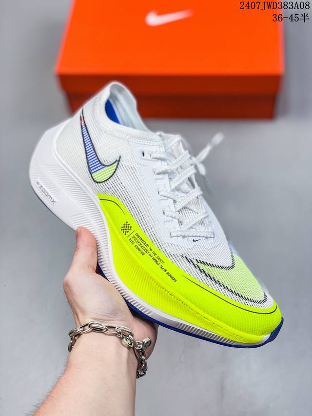 公司级真碳板 Zoomx Vaporfly Next%马拉松二代 使用全新 Vaporweave 科技打造鞋面，中底搭载 Zoomx 缓震科技 中底内里搭配全掌