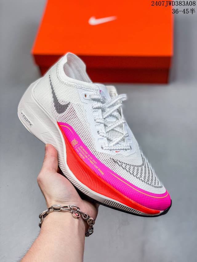 公司级真碳板 Zoomx Vaporfly Next%马拉松二代 使用全新 Vaporweave 科技打造鞋面，中底搭载 Zoomx 缓震科技 中底内里搭配全掌