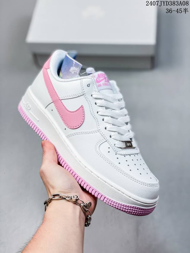 公司级带半码 Nk Air Force 1‘07 Low 空军一号低帮休闲板鞋 鞋款采用再生材料制成，混合了皮革、网眼和绒面革。侧面的双 Swooshes、“8