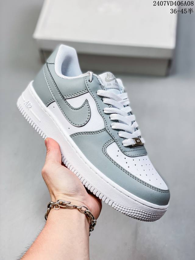 公司级带半码 Nk Air Force 1‘07 Low 空军一号低帮休闲板鞋 鞋款采用再生材料制成，混合了皮革、网眼和绒面革。侧面的双 Swooshes、“8