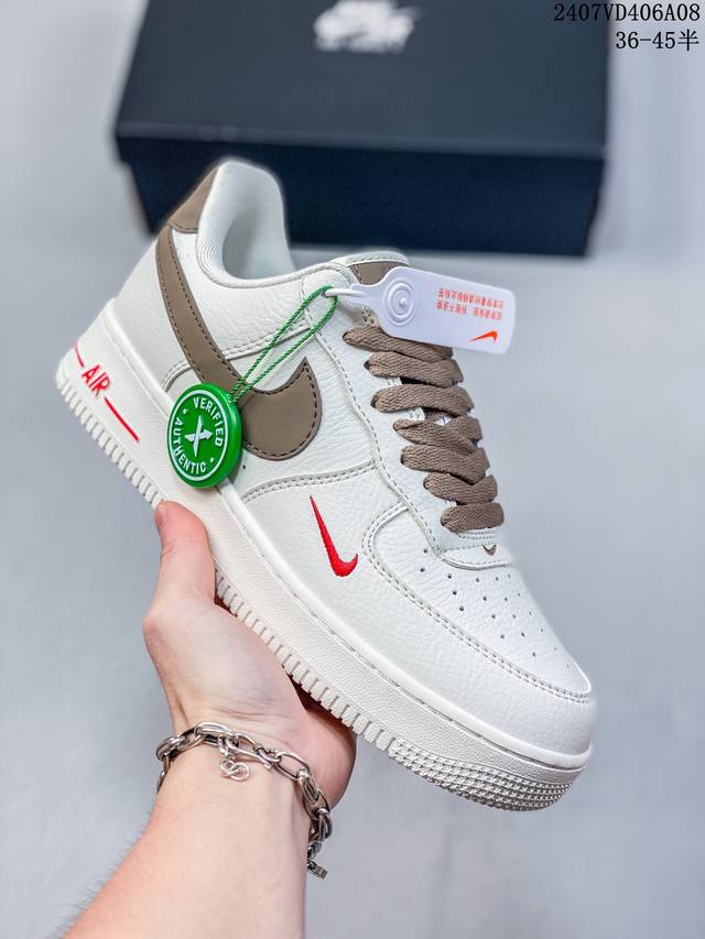 公司级带半码 Nk Air Force 1‘07 Low 空军一号低帮休闲板鞋 鞋款采用再生材料制成，混合了皮革、网眼和绒面革。侧面的双 Swooshes、“8