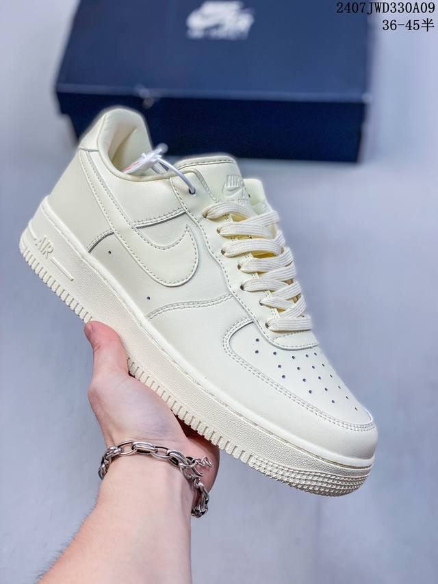 公司级带半码 Nk Air Force 1‘07 Low 空军一号低帮休闲板鞋 鞋款采用再生材料制成，混合了皮革、网眼和绒面革。侧面的双 Swooshes、“8