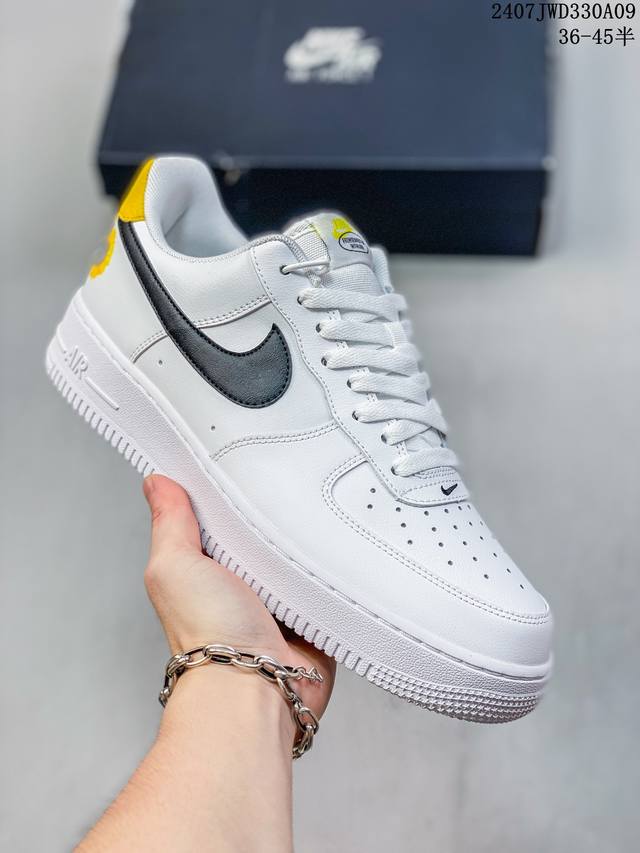 公司级带半码 Nk Air Force 1‘07 Low 空军一号低帮休闲板鞋 鞋款采用再生材料制成，混合了皮革、网眼和绒面革。侧面的双 Swooshes、“8