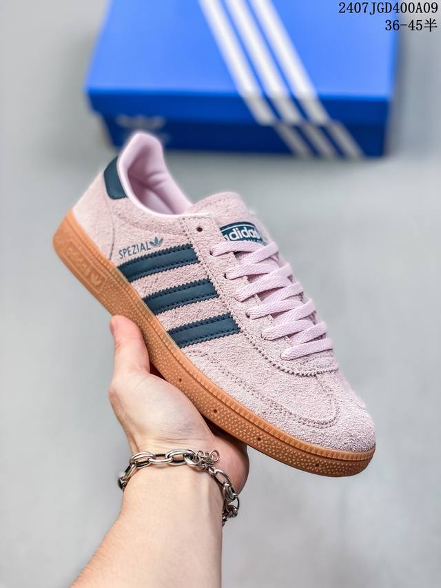 阿迪达斯adidas Originals Gazelle Indoor 三叶草复古防滑耐磨低帮板鞋 鞋款采用柔软的绒面革和耐用的皮革衬里融合在橡胶外底上！ 货号