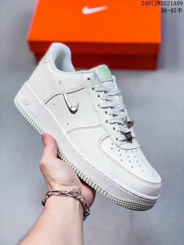 公司级带半码 Nk Air Force 1‘07 Low 空军一号低帮休闲板鞋 鞋款采用再生材料制成，混合了皮革、网眼和绒面革。侧面的双 Swooshes、“8