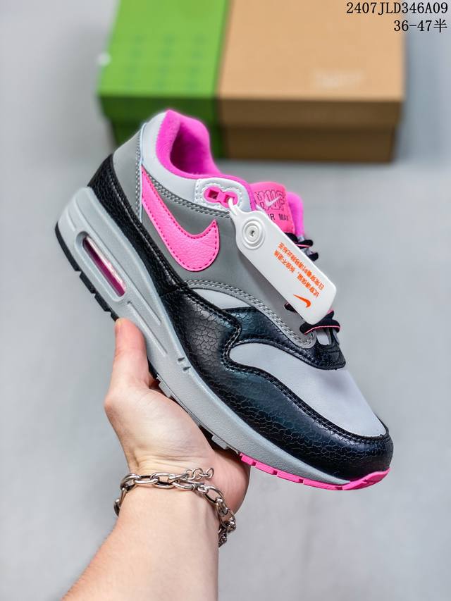 公司级耐克nike Air Max 1 Air Max 气垫 全新配色 鞋身材质均选择皮革 织物 多种材质覆盖，保证质感的前提下，层次感也相当不错。细节方面，除