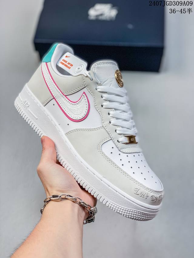 公司级带半码 Nk Air Force 1‘07 Low 空军一号低帮休闲板鞋 鞋款采用再生材料制成，混合了皮革、网眼和绒面革。侧面的双 Swooshes、“8