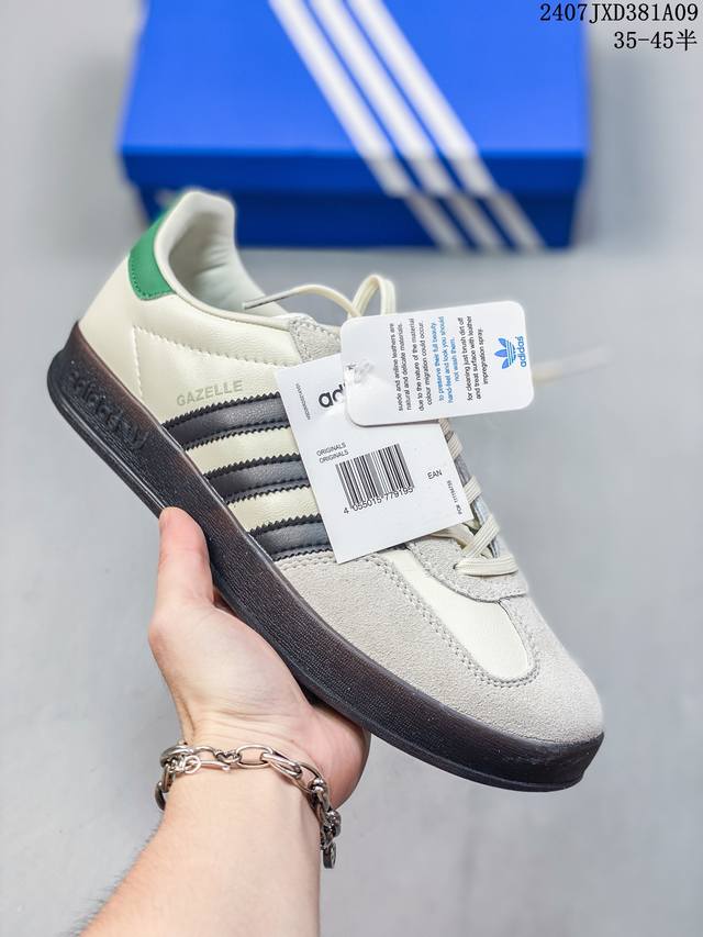 真标阿迪达斯adidas Originals Gazelle Indoor 三叶草复古防滑耐磨低帮板鞋 Hq8717 鞋款采用柔软的绒面革和耐用的皮革衬里融合在