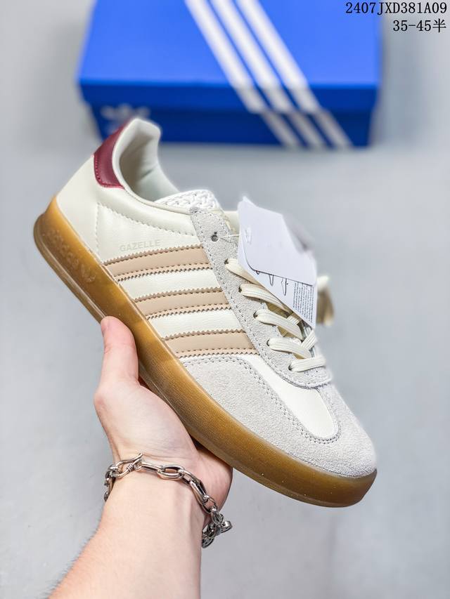 真标阿迪达斯adidas Originals Gazelle Indoor 三叶草复古防滑耐磨低帮板鞋 Hq8717 鞋款采用柔软的绒面革和耐用的皮革衬里融合在