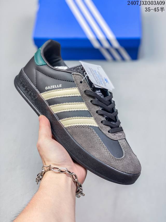 真标阿迪达斯adidas Originals Gazelle Indoor 三叶草复古防滑耐磨低帮板鞋 Hq8717 鞋款采用柔软的绒面革和耐用的皮革衬里融合在