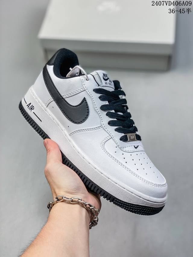 福利特价 Nk Air Force 1‘07 Low 空军一号低帮休闲板鞋 鞋款采用再生材料制成，混合了皮革、网眼和绒面革。侧面的双 Swooshes、“82”