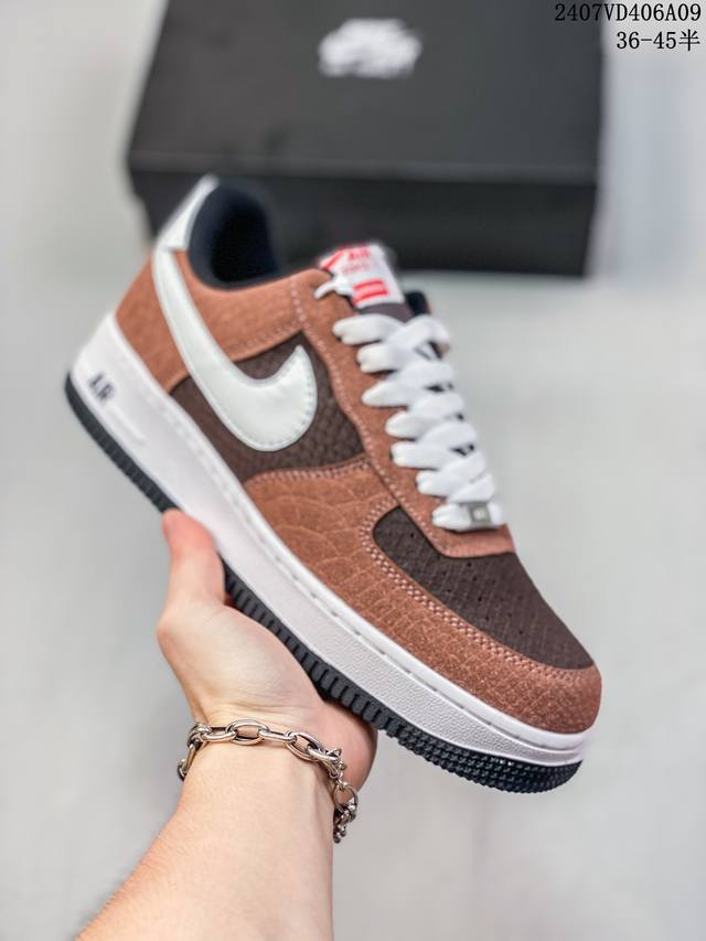 福利特价 Nk Air Force 1‘07 Low 空军一号低帮休闲板鞋 鞋款采用再生材料制成，混合了皮革、网眼和绒面革。侧面的双 Swooshes、“82”