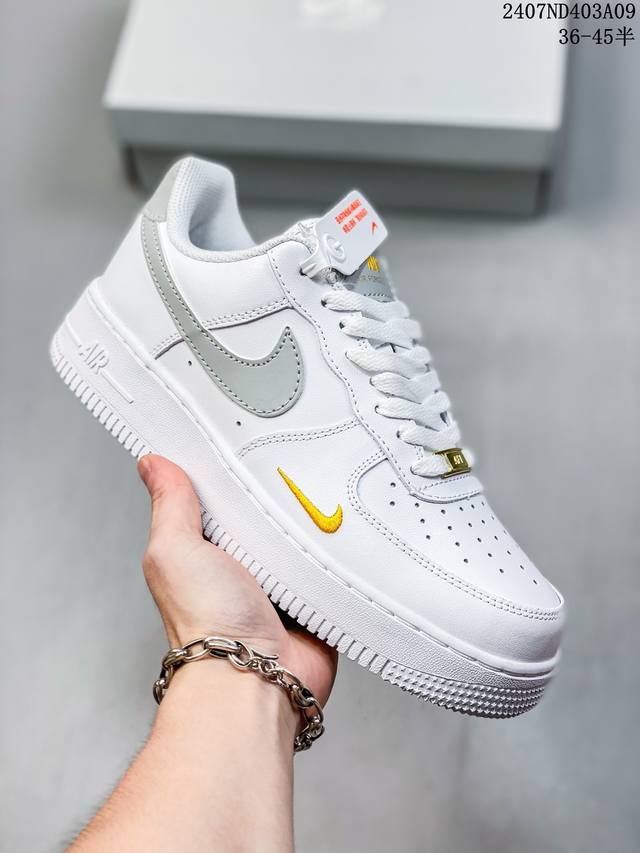 二层皮带半码 Nk Air Force 1‘07 Low 空军一号低帮休闲板鞋 鞋款采用再生材料制成，混合了皮革、网眼和绒面革。侧面的双 Swooshes、“8