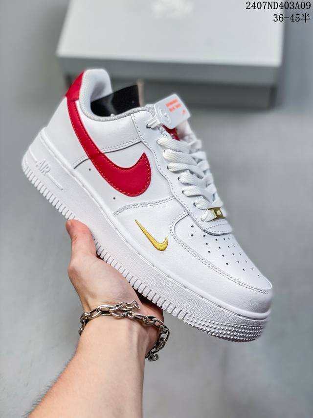 二层皮带半码 Nk Air Force 1‘07 Low 空军一号低帮休闲板鞋 鞋款采用再生材料制成，混合了皮革、网眼和绒面革。侧面的双 Swooshes、“8