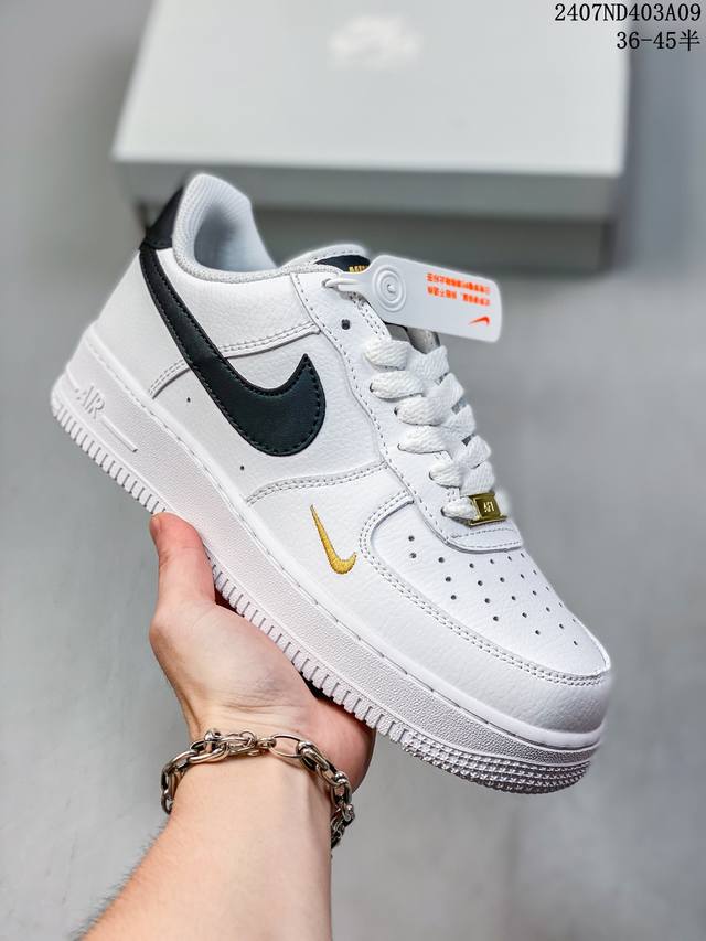 二层皮带半码 Nk Air Force 1‘07 Low 空军一号低帮休闲板鞋 鞋款采用再生材料制成，混合了皮革、网眼和绒面革。侧面的双 Swooshes、“8