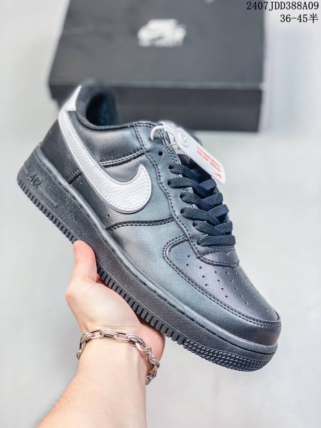 真标级带半码 Nk Air Force 1‘07 Low 空军一号低帮休闲板鞋 鞋款采用再生材料制成，混合了皮革、网眼和绒面革。侧面的双 Swooshes、“8