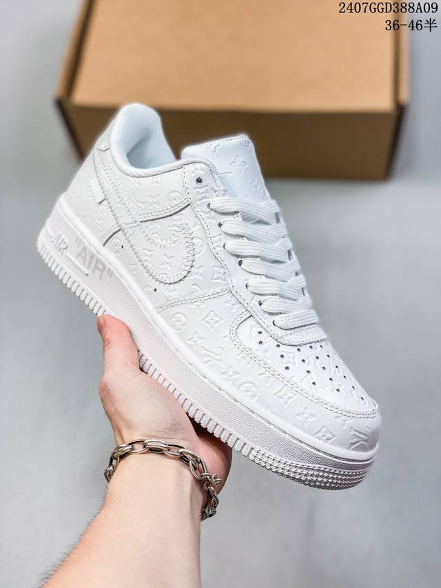 公司级带半码 Nk Air Force 1‘07 Low 空军一号低帮休闲板鞋 鞋款采用再生材料制成，混合了皮革、网眼和绒面革。侧面的双 Swooshes、“8