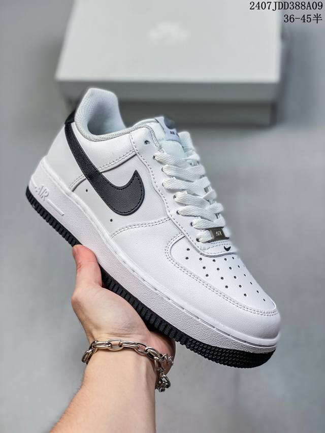 公司级带半码 Nk Air Force 1‘07 Low 空军一号低帮休闲板鞋 鞋款采用再生材料制成，混合了皮革、网眼和绒面革。侧面的双 Swooshes、“8